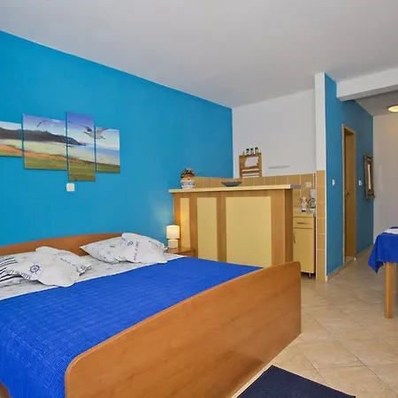 Studio Hvar 11589b Konukevi 3*